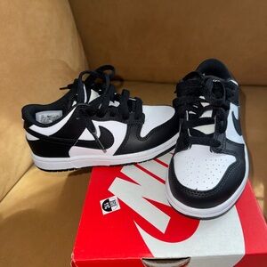 Preschool Nike dunk panda’s size 11C - Like new